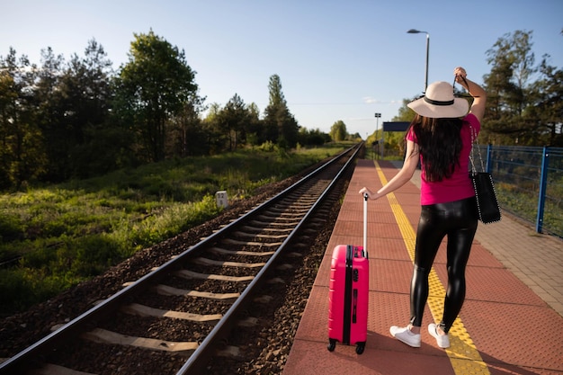 Una giovane adolescente dell'alta società lascia le province per il suo primo viaggio di vacanza e aspetta sulla piattaforma del treno il suo treno