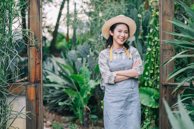 Una giovane asiatica si prende cura del giardino