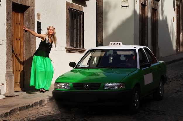 Una giovane bella ragazza e un taxi