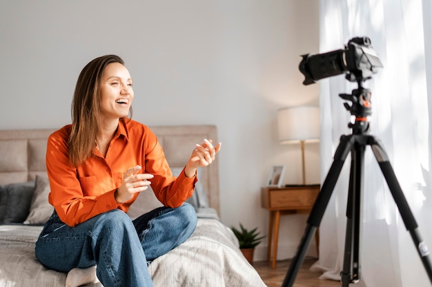 Una giovane blogger felice e allegra che crea contenuti video da condividere