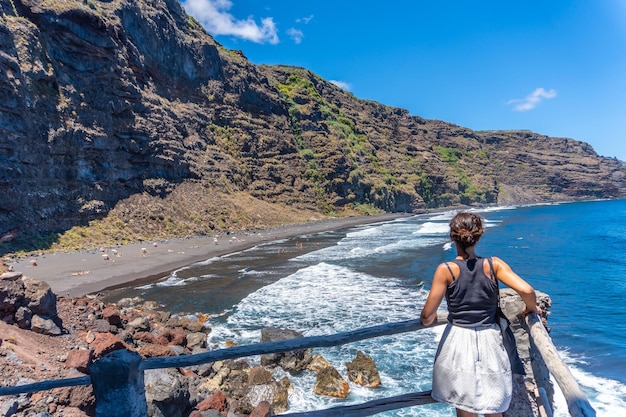 Una giovane bruna che guarda dal punto di vista sulla spiaggia di Nogales