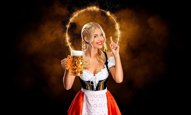 Una giovane cameriera sorridente e sexy dell'Oktoberfest che indossa un tradizionale dirndl bavarese o tedesco che serve