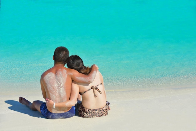 Una giovane coppia asiatica felice si diverte e trascorre un periodo romantico in estate su una bellissima spiaggia di sabbia bianca.