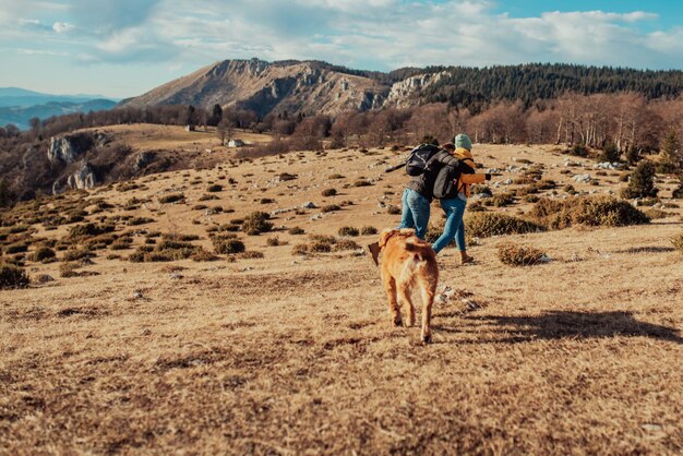 Una giovane coppia che fa un'escursione divertendosi sulla montagna