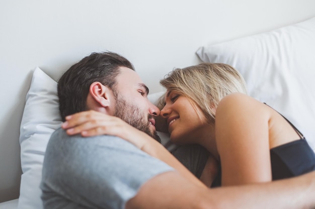 Una giovane coppia che ha una storia d'amore in camera da letto a casa