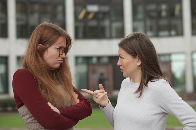 Una giovane coppia di donne lesbiche discute litigando all'aperto