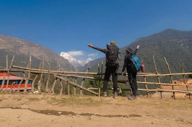 Una giovane coppia di viaggiatori che fa trekking nel punto di vista di Poon Hill a Ghorepani Nepal