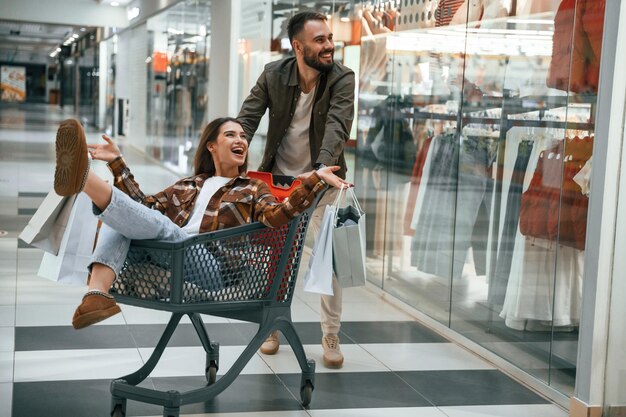 Una giovane coppia è al supermercato insieme.