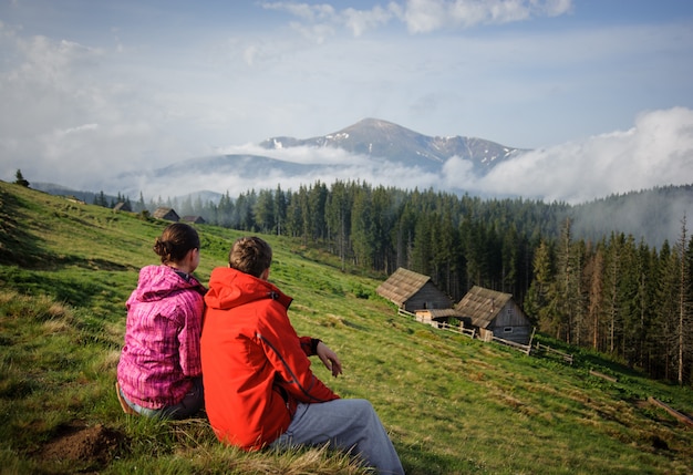 Una giovane coppia godendo nelle montagne dei Carpazi