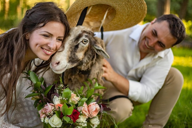 Una giovane coppia in abiti da sposa abbraccia un matrimonio rustico di ariete