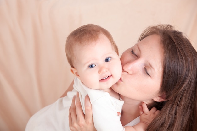 Una giovane donna abbraccia il suo bambino