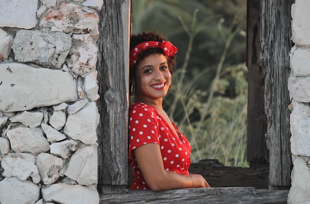 Una giovane donna afro gode della natura in un parco naturale La ragazza è giovane e sorride alla telecamera