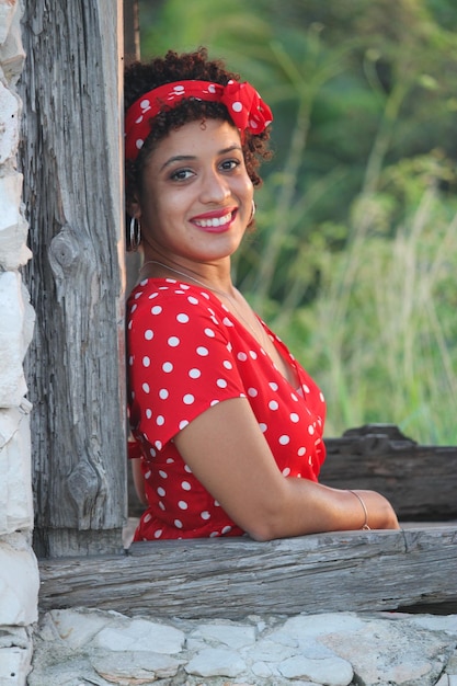 Una giovane donna afro gode della natura in un parco naturale La ragazza è giovane e sorride alla telecamera