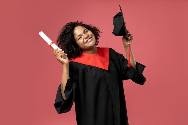 Una giovane donna afroamericana in uniforme da laurea