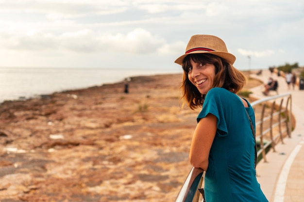 Una giovane donna al tramonto sul Paseo de Poniente a San Antonio Abad Ibiza Isole Baleari