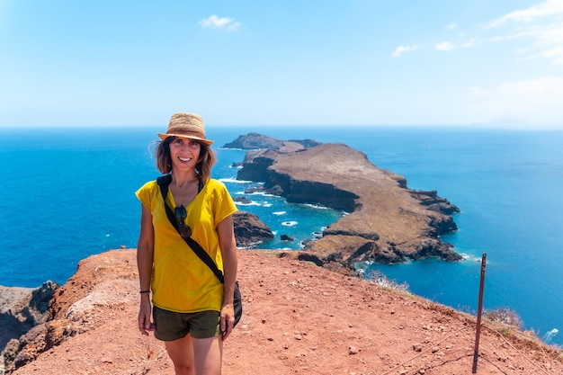 Una giovane donna alla fine del sentiero a Ponta de Sao Lourenco punto panoramico della fine di Madeira Portogallo