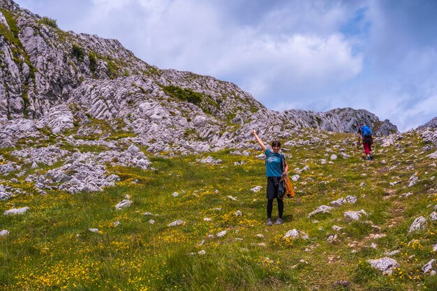 Una giovane donna allegra al piano di sopra nei campi sopra