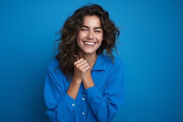 Una giovane donna allegra irradia positività