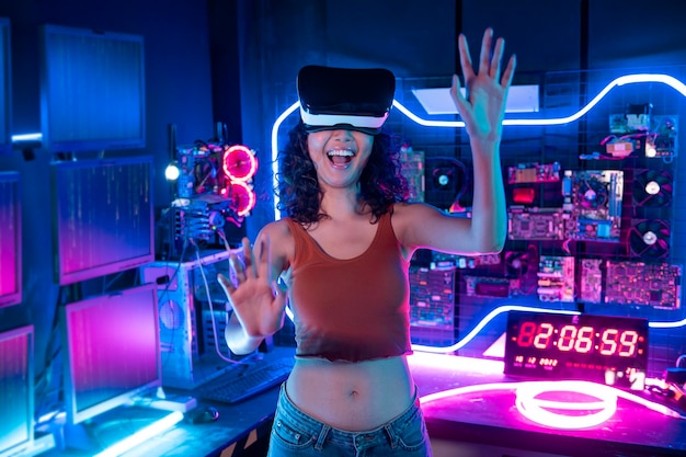 Una giovane donna asiatica che usa la realtà virtuale vr box per giocare online o guardare film