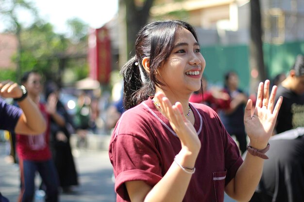 una giovane donna asiatica felice che balla al festival estivo una donna asiatica allegra che si diverte al festival musicale