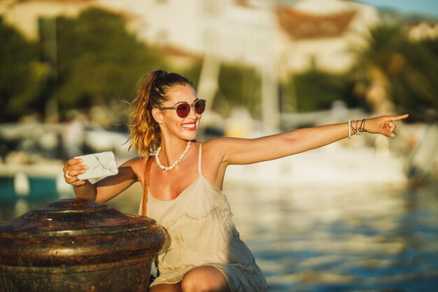 Una giovane donna attraente che si gode una vacanza estiva mentre esplora il meraviglioso mare del Mediterraneo.