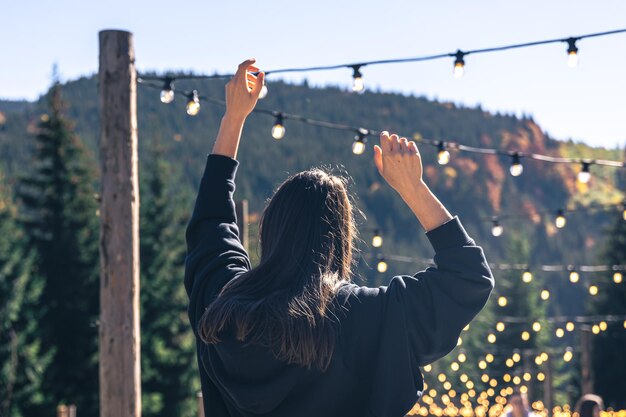 Una giovane donna balla sullo sfondo delle montagne