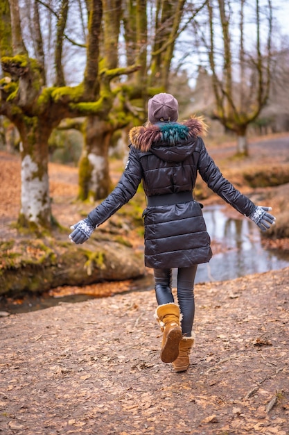 una giovane donna bionda in una foresta in autunno