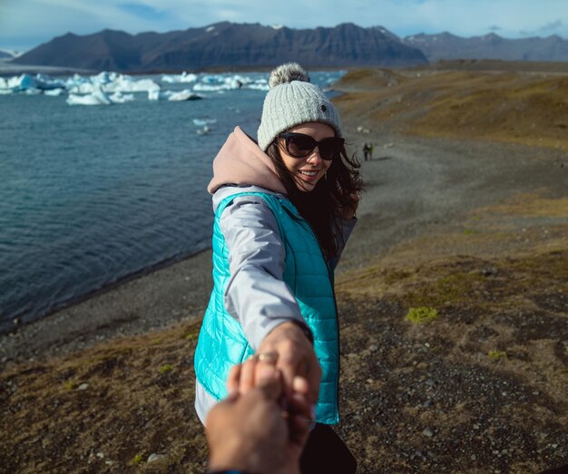 Una giovane donna che esplora l'Islanda