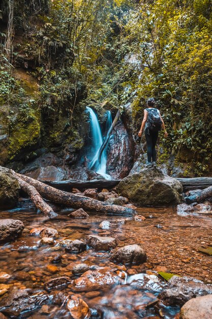 Una giovane donna che gode della cascata naturale del Parco Nazionale Cerro Azul Meámbar (Panacam) a Yojoa. Honduras