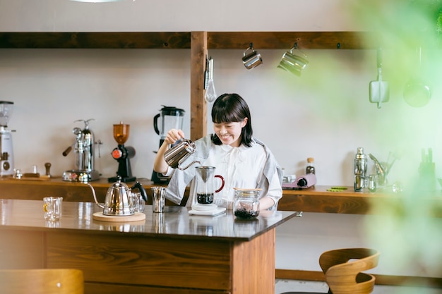 Una giovane donna che prepara il caffè in uno spazio rilassante