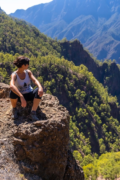 Una giovane donna che riposa dopo il trekking in cima a La Cumbrecita