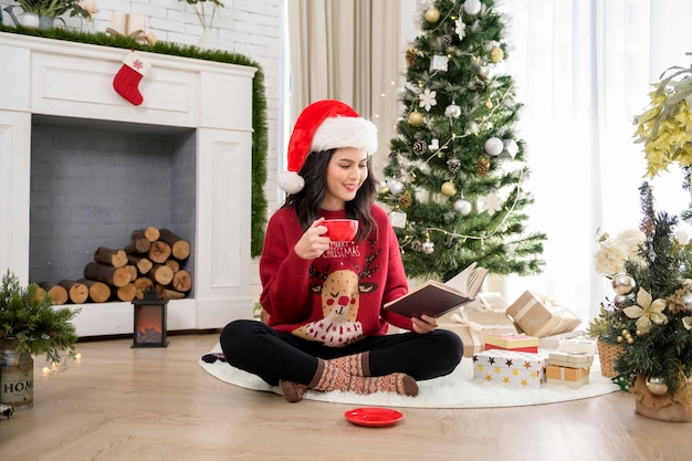 Una giovane donna che si diverte con le decorazioni di Natale a casa