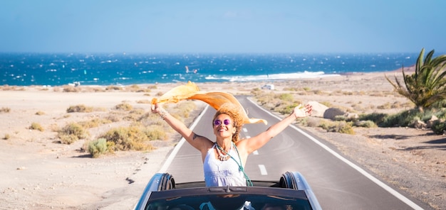 Una giovane donna che si diverte e si diverte durante le vacanze all'aperto