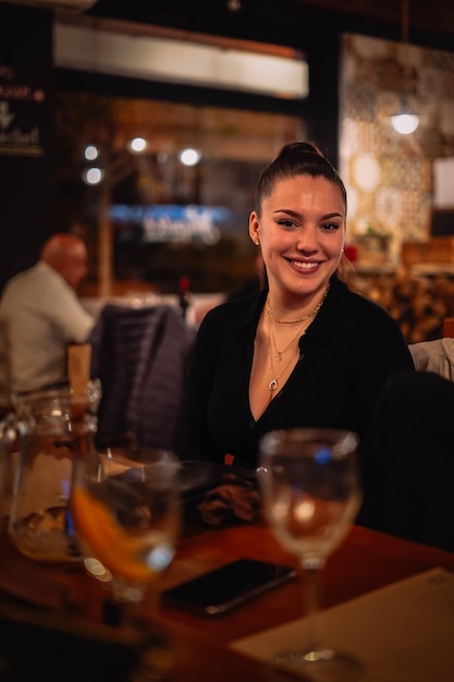 Una giovane donna che si diverte in un ristorante