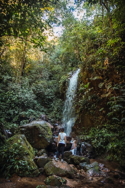 Una giovane donna che si gode la Cascada del Cerro Azul Meambar National Park