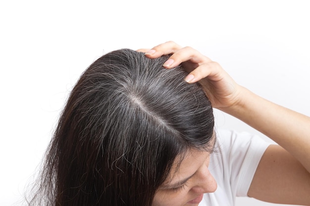 Una giovane donna con i capelli grigi all'inizio del concetto di capelli grigi