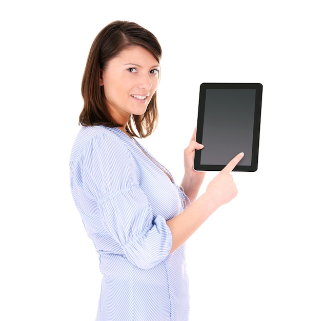 una giovane donna con in mano un tablet su bianco
