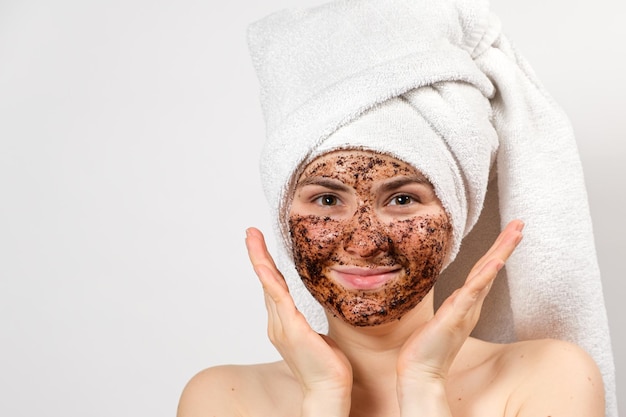 Una giovane donna con una maschera da caffè