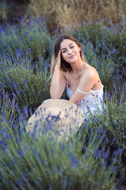 Una giovane donna con una pelle impeccabile in un campo di lavanda Prodotti per la cura della pelle naturali alla lavanda