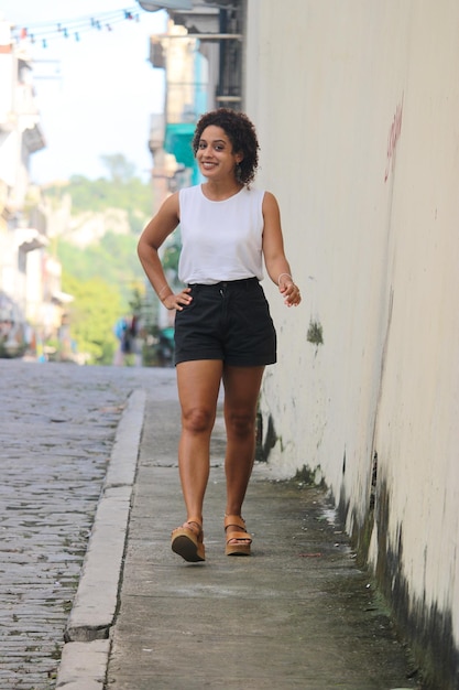 Una giovane donna cubana nella città dell'Avana