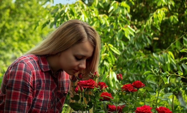 Una giovane donna è allergica ai fiori