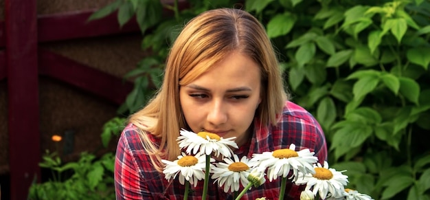 Una giovane donna è allergica ai fiori