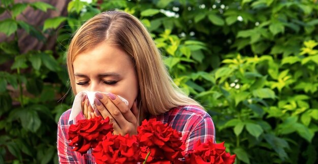 Una giovane donna è allergica ai fiori