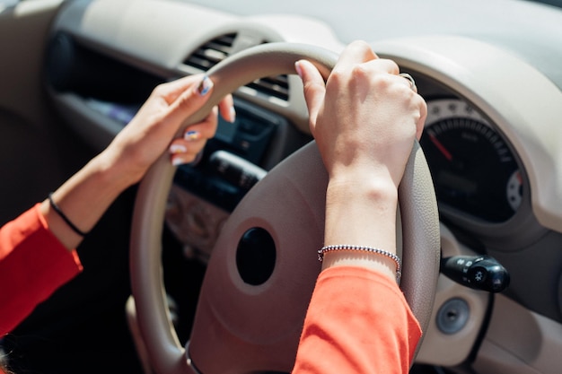 Una giovane donna è seduta al volante di un'auto Gestione dei trasportiIl tema del viaggio in auto