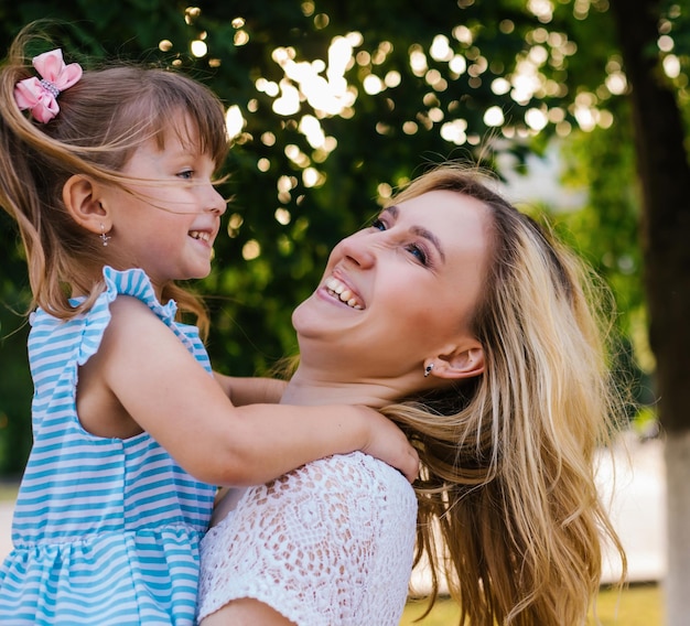 Una giovane donna e una bambina girano e ridono Gioia e incuria