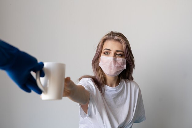 una giovane donna è vestita con una maschera medica