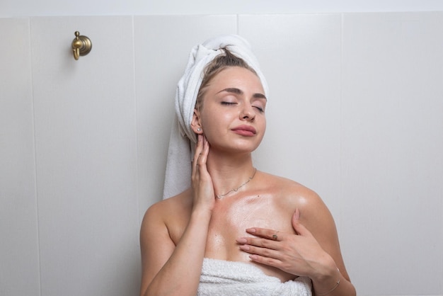 Una giovane donna fa il bagno e si prende cura della sua pelle