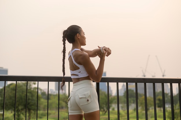 Una giovane donna fitness in abbigliamento sportivo che si esercita nel parco cittadino Salute e stili di vita