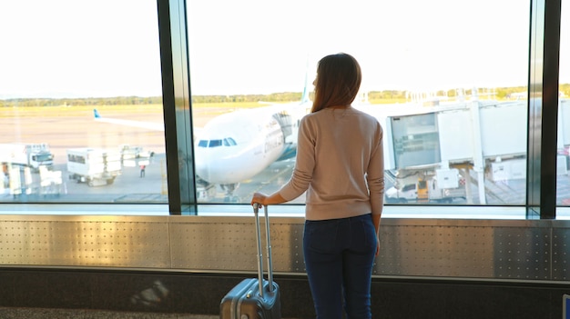 Una giovane donna in aeroporto