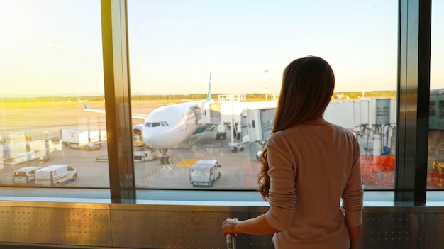 Una giovane donna in aeroporto